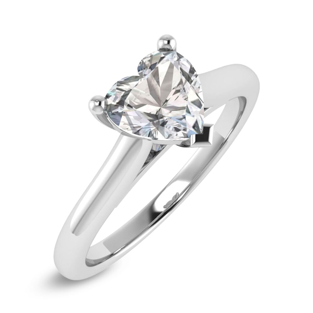Foto anello di fidanzamento con diamante taglio a cuore da 0.50 carati e oro bianco 18 carati